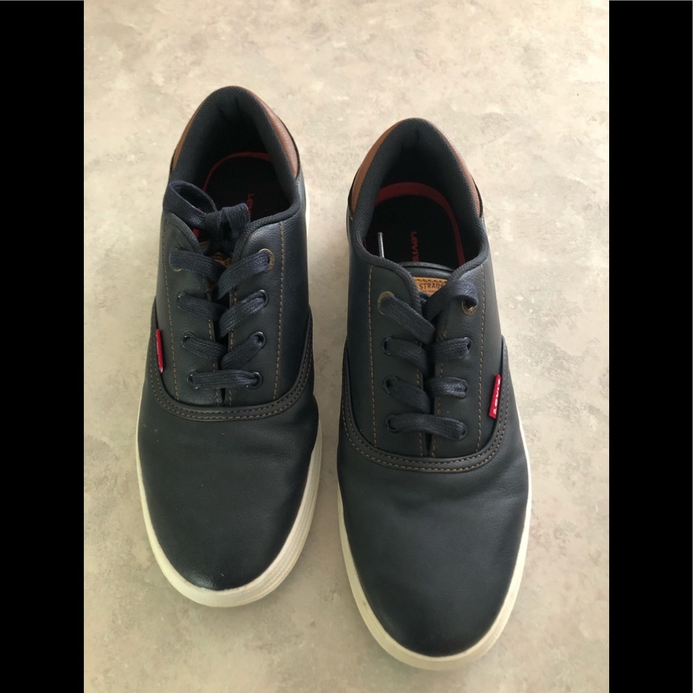 Levi leather tennis shoes size 9 Men’s